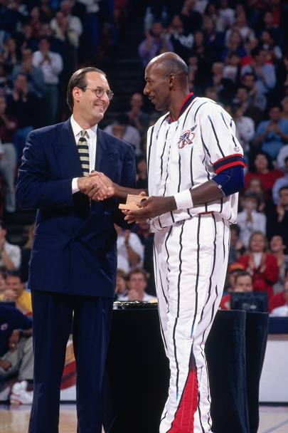 E&#39; il Deputy Commissioner Russ Granik a consegnare il simbolo del successo ai giocatori dei Rockets: qui è con Clyde Drexler